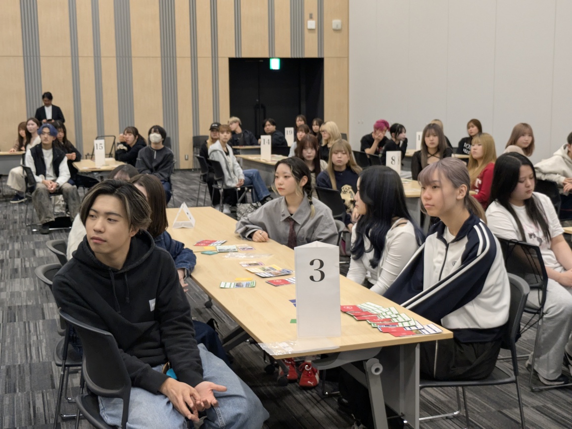真剣に聞く学生たち